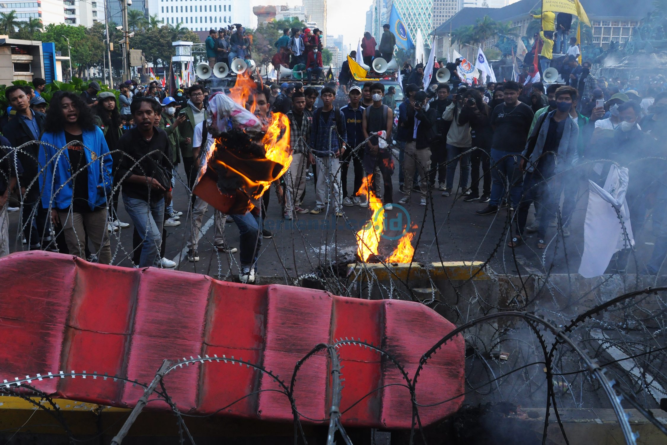 FOTO: Demo Tolak Kenaikan BBM Pelajar, Mahasiswa, Buruh Bersatu 11 61DBE6D3 0CFF 4F21 A381 6A210BC7338F