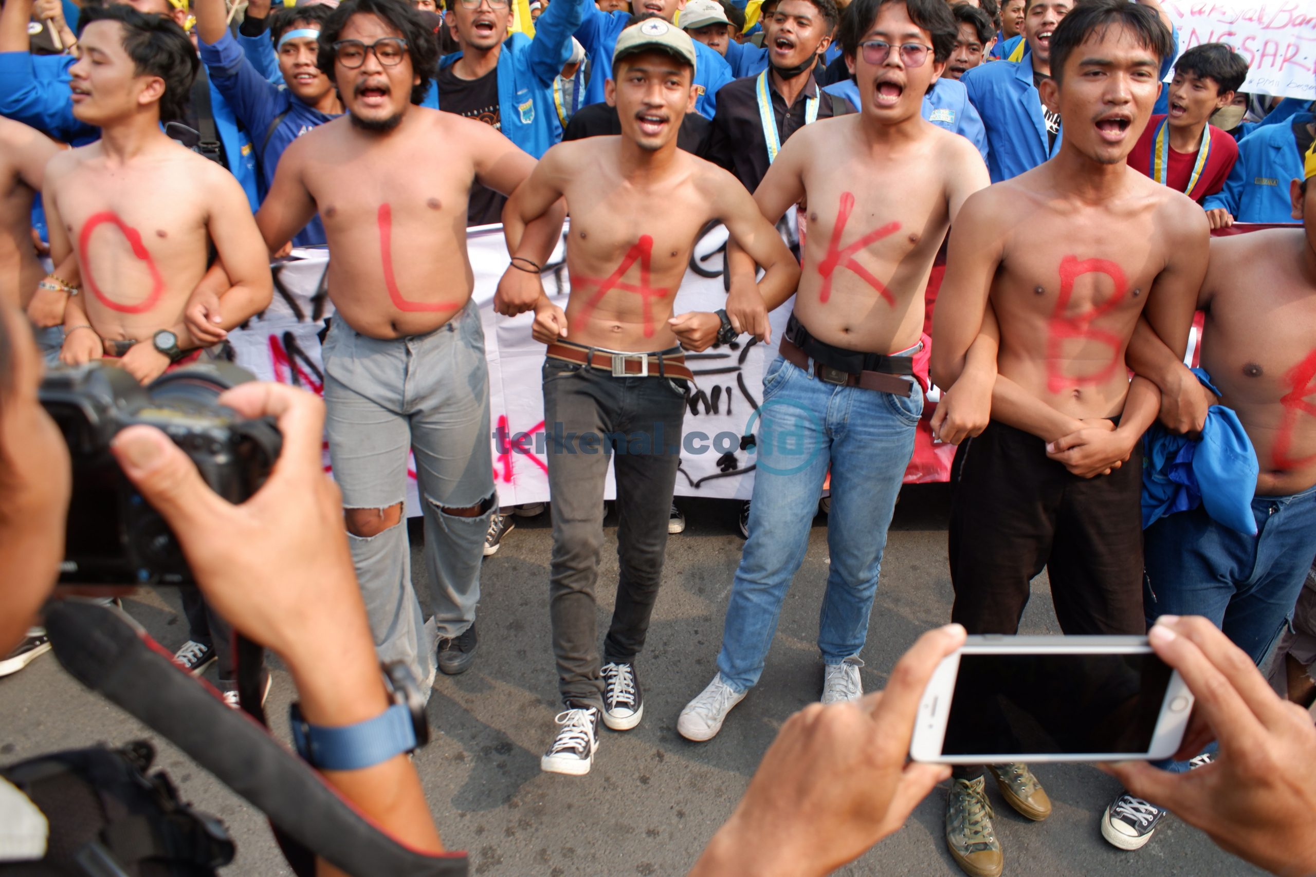 FOTO: Turunkan Harga BBM, Mahasiswa PMII Unjuk Rasa di Jakarta 8 69D12086 4E8D 401E 9238 C6A0531AC673 scaled