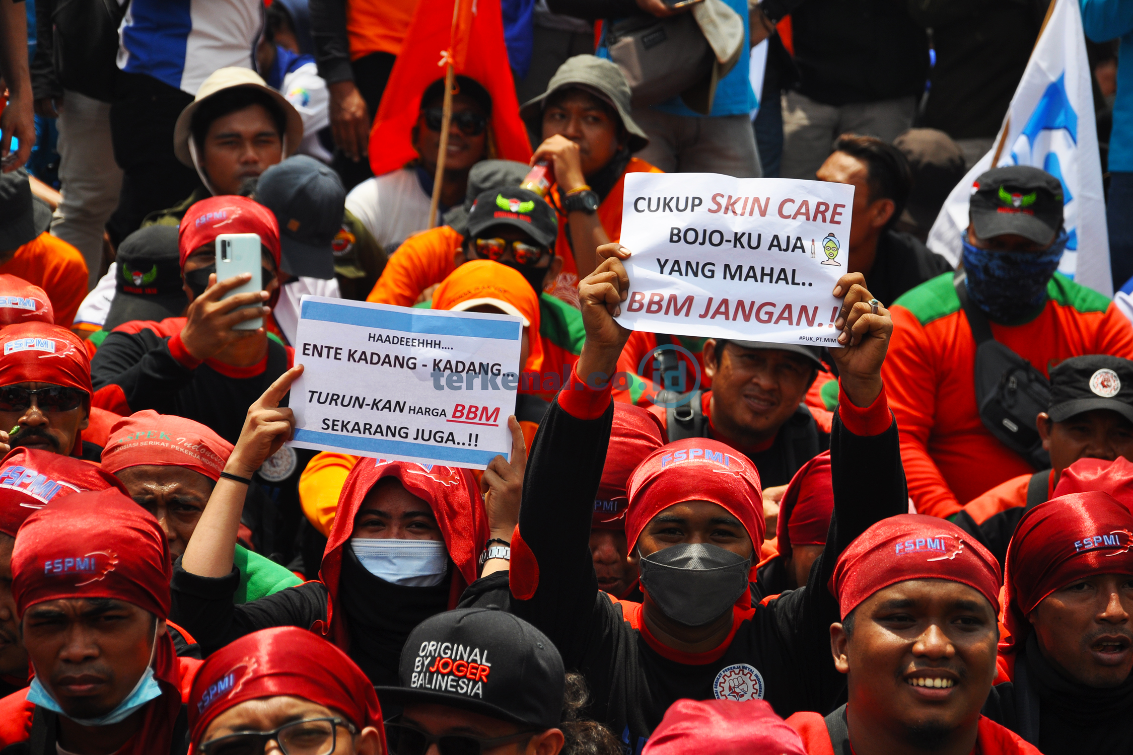 FOTO: Demo Tolak Kenaikan BBM Buruh Kepung Gedung DPR RI 3 6D60AEED E4D5 4027 8C98 67E0565A6988