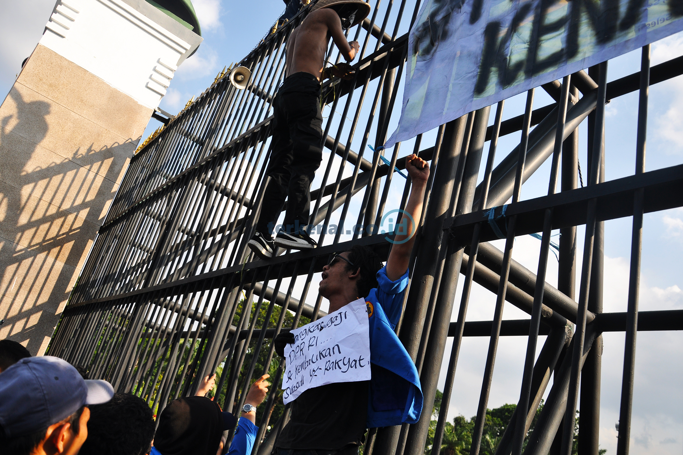 FOTO: Demo Tolak Kenaikan BBM Buruh Kepung Gedung DPR RI 15 742F64B5 0D7F 475D 8A2F F05C31EFBF13