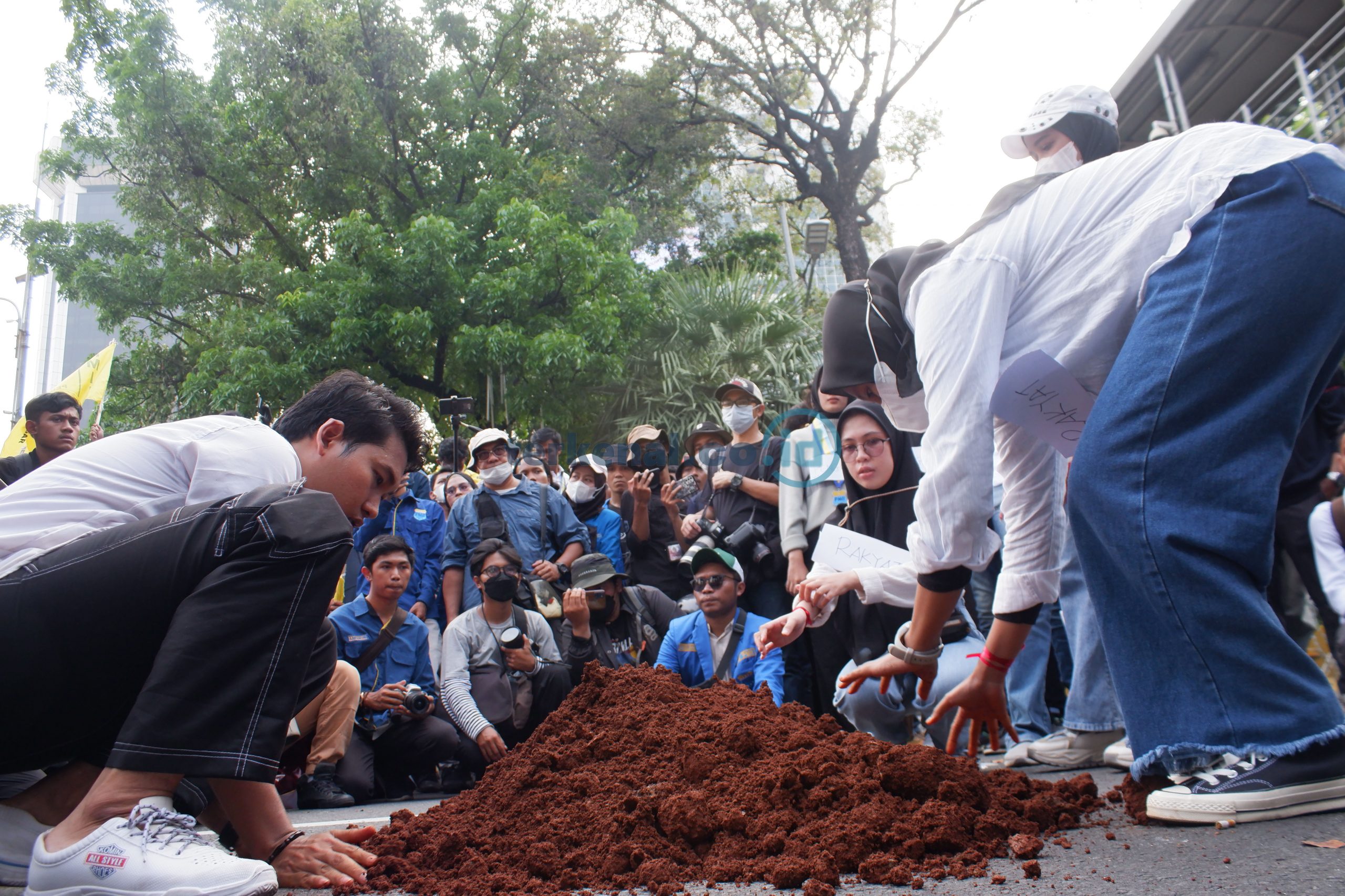 FOTO: Turunkan Harga BBM, Mahasiswa PMII Unjuk Rasa di Jakarta 9 7F116626 4FFB 4DF7 9910 1D5FF5BFA89D scaled