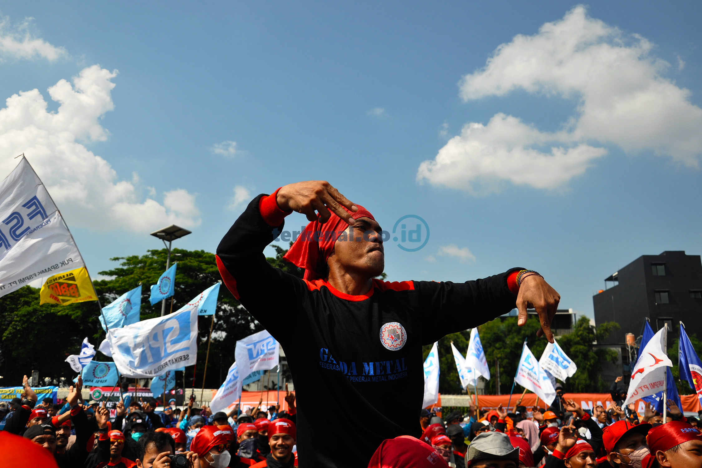 FOTO: Demo Tolak Kenaikan BBM Buruh Kepung Gedung DPR RI 9 8E2E1269 F347 4281 8219 DE54EB8935F3