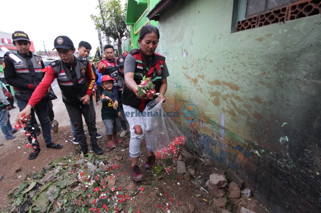 FOTO: Suasana Duka Cita SDN Kota Baru II dan III Seusai Kecelakaan Tragis FOTO: Suasana Duka Cita SDN Kota Baru II dan III Seusai Kecelakaan Tragis