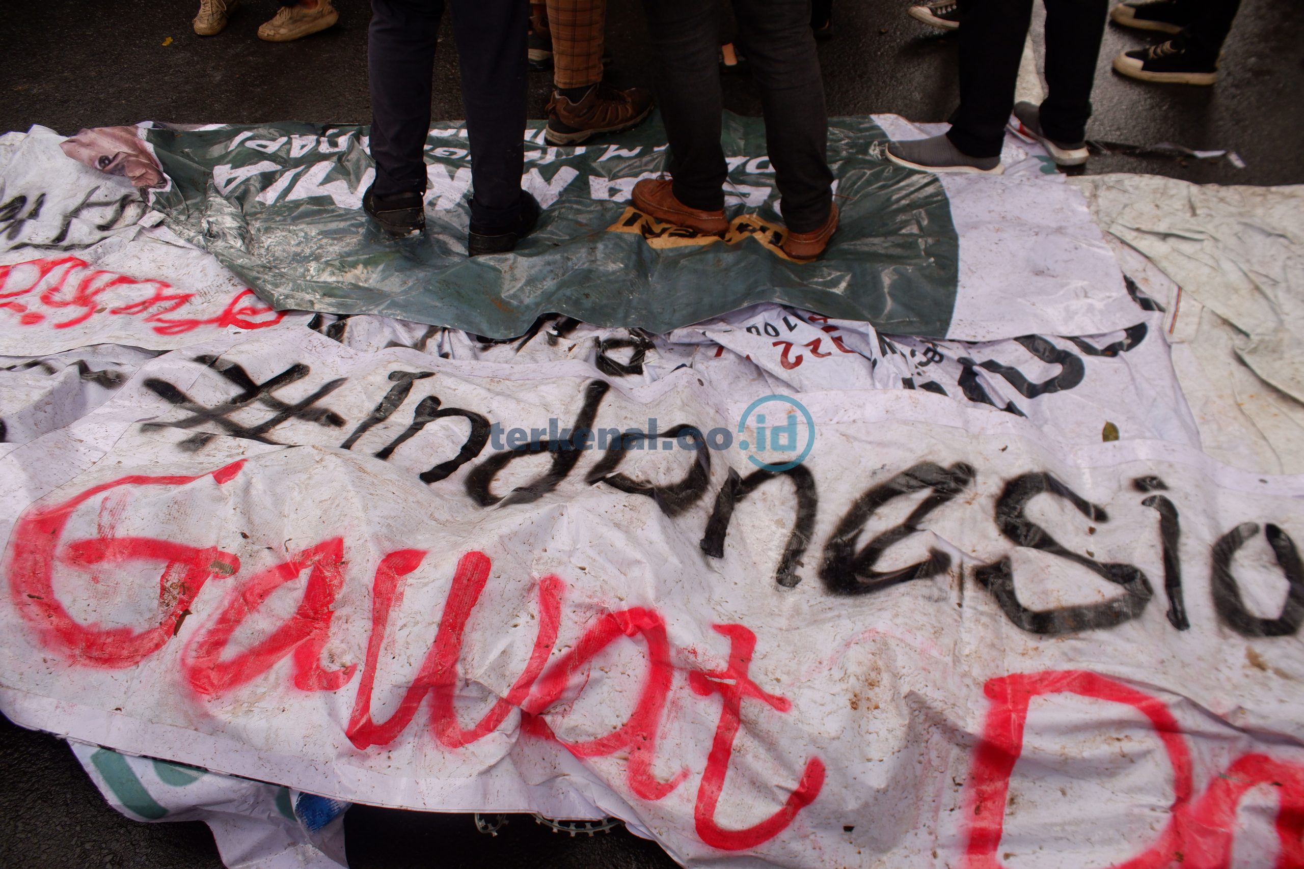 FOTO: BEM SI Demo Tuliskan Papan Nisan 'Telah Mati Subsidi Rakyat' 1 BEM SI UNJUK RASA 1 scaled
