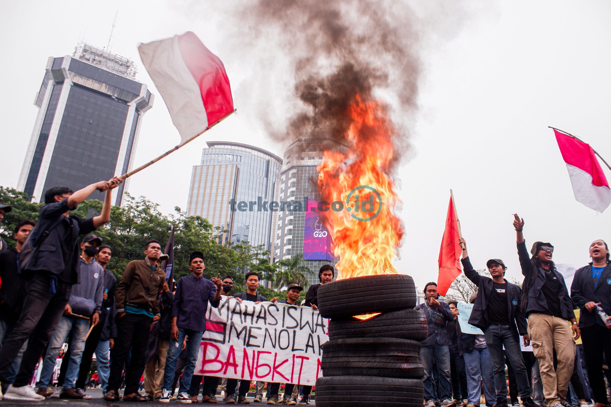 FOTO: BEM SI Demo Tuliskan Papan Nisan 'Telah Mati Subsidi Rakyat' 2 BEM SI UNJUK RASA 10 scaled
