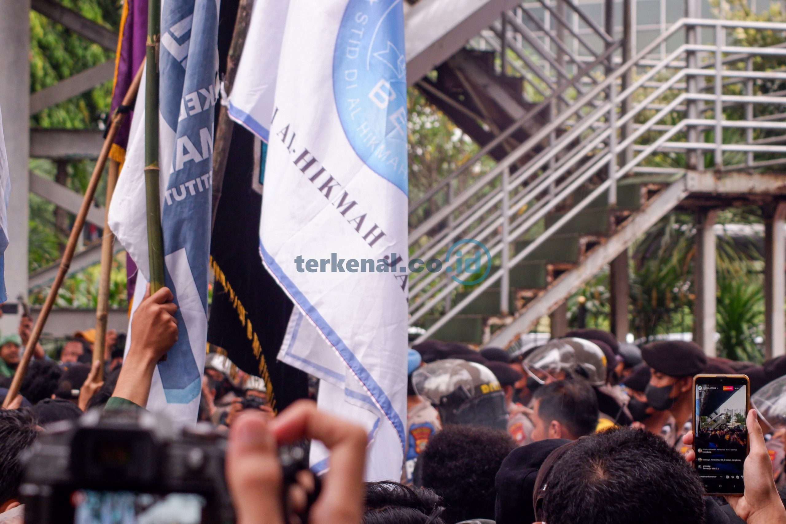FOTO: BEM SI Demo Tuliskan Papan Nisan 'Telah Mati Subsidi Rakyat' 10 BEM SI UNJUK RASA 2 scaled