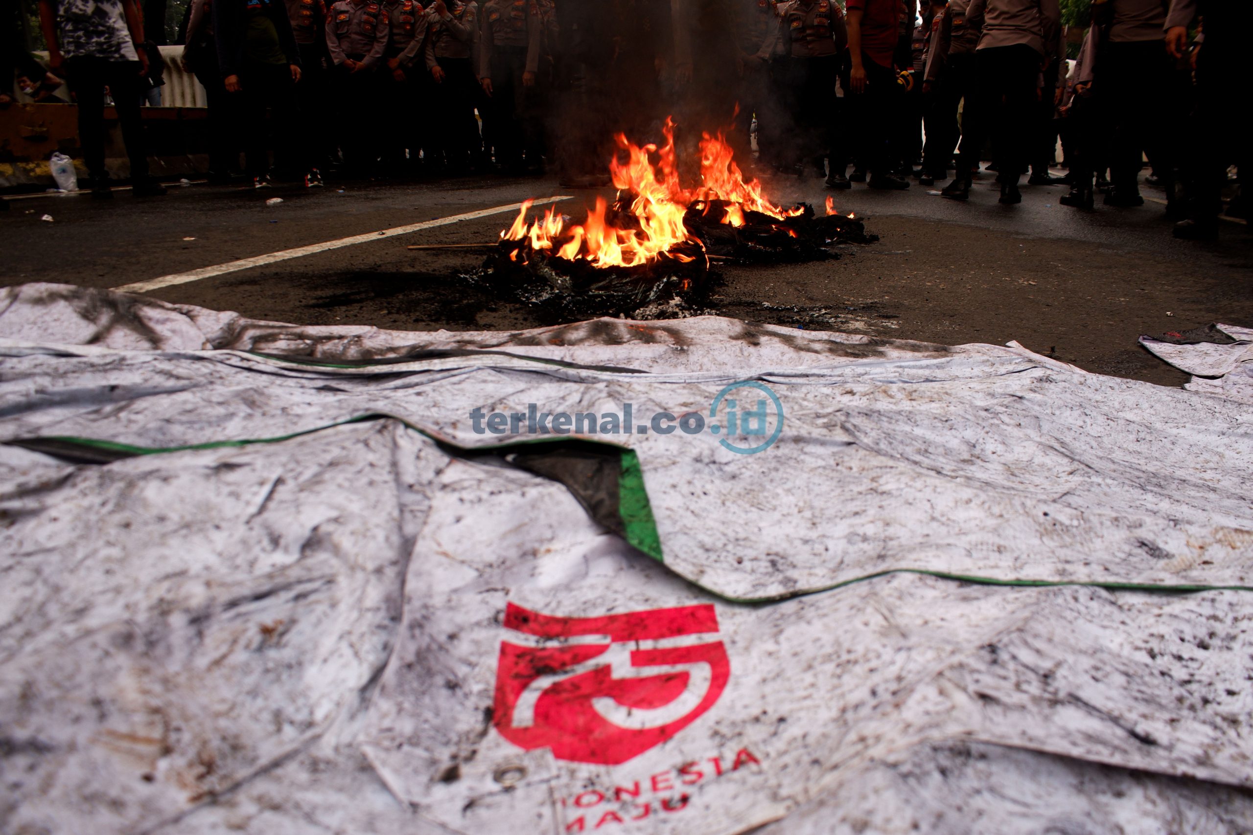 FOTO: BEM SI Demo Tuliskan Papan Nisan 'Telah Mati Subsidi Rakyat' 8 BEM SI UNJUK RASA 4 scaled