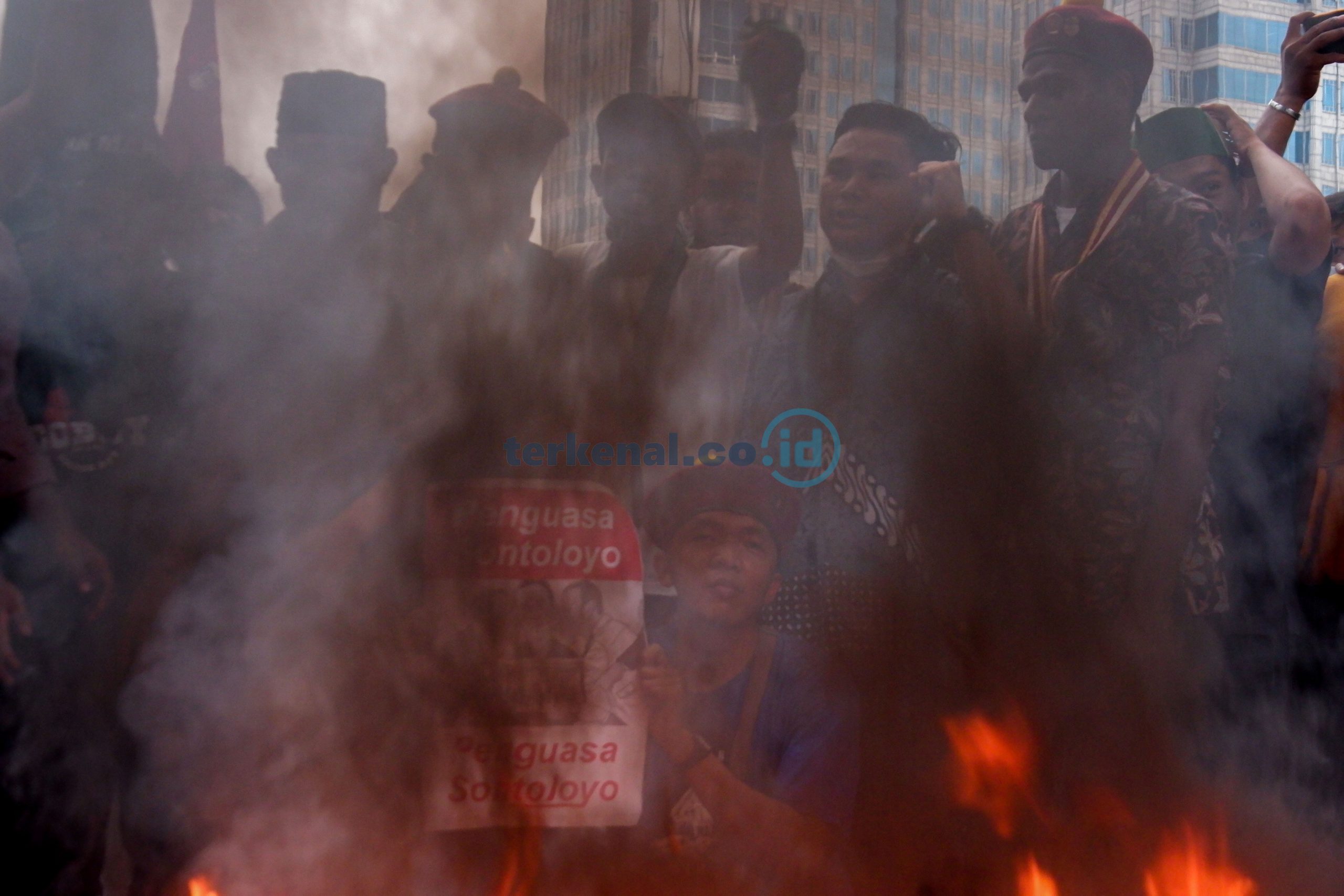 FOTO: BEM SI Demo Tuliskan Papan Nisan 'Telah Mati Subsidi Rakyat' 7 BEM SI UNJUK RASA 5 scaled