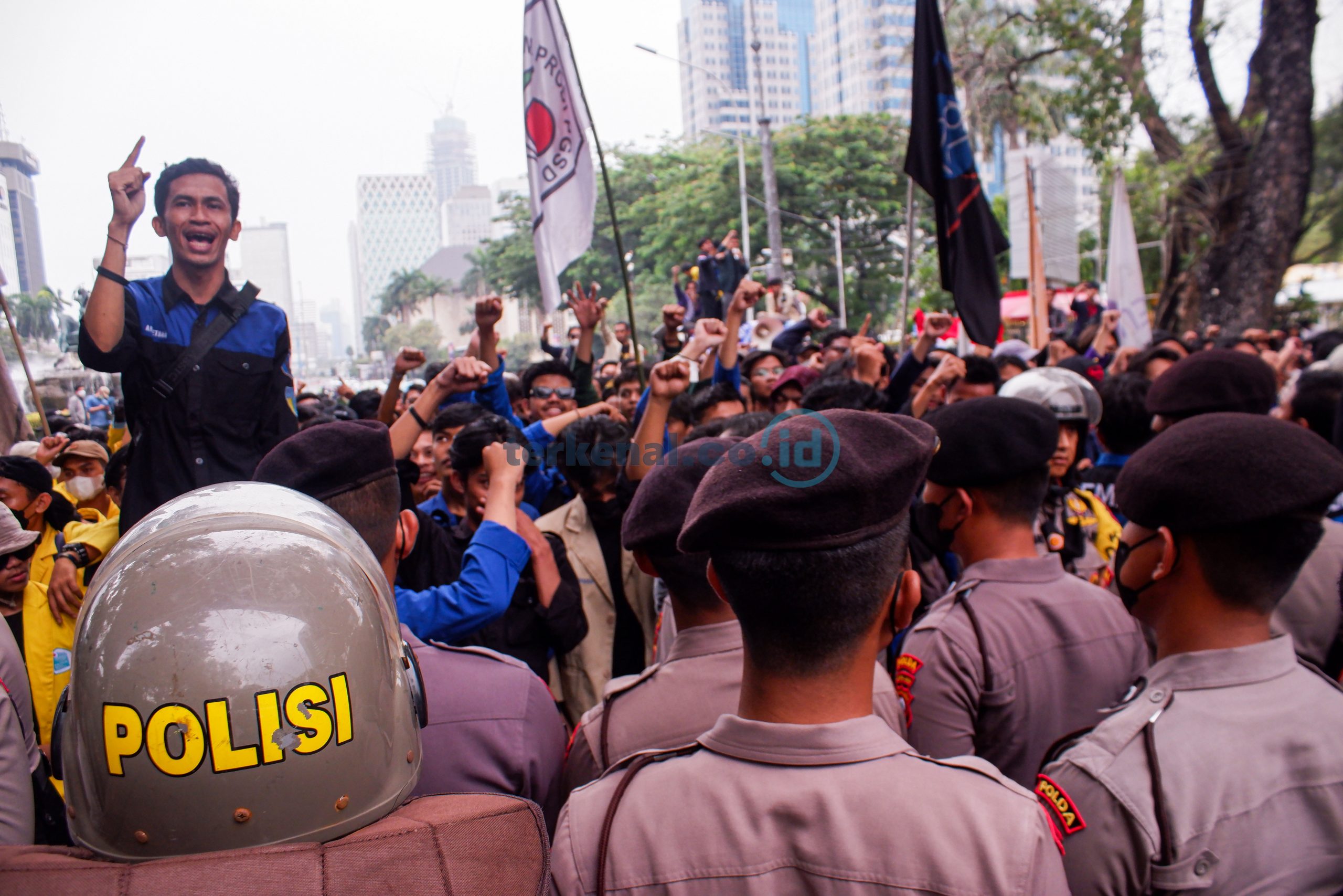 FOTO: BEM SI Demo Tuliskan Papan Nisan 'Telah Mati Subsidi Rakyat' 4 BEM SI UNJUK RASA 8 scaled
