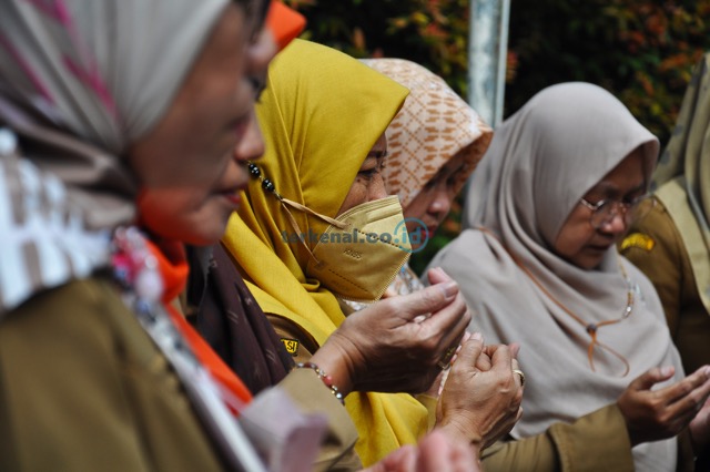 FOTO: Guru SDN Kota Baru menggelar Doa Bersama FOTO: Guru SDN Kota Baru menggelar Doa Bersama