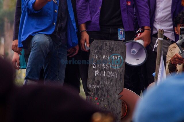 FOTO: BEM SI Demo Tuliskan Papan Nisan ‘Telah Mati Subsidi Rakyat’ FOTO: BEM SI Demo Tuliskan Papan Nisan ‘Telah Mati Subsidi Rakyat’