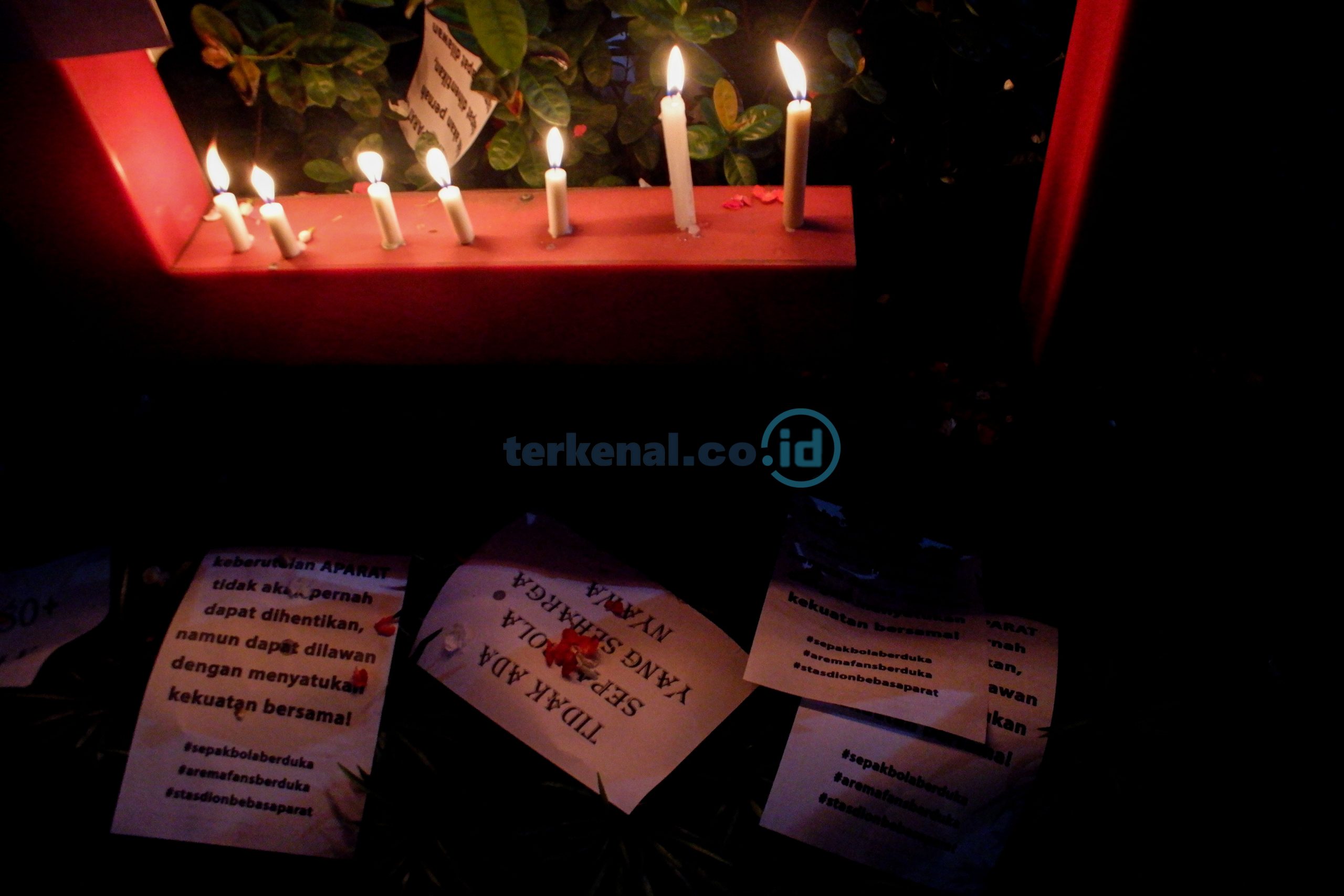 FOTO: Supporter Indonesia Gelar Aksi menyalakan Lilin 7 22FE4CA3 7A0B 467B AB31 8F24668FF9B3 scaled