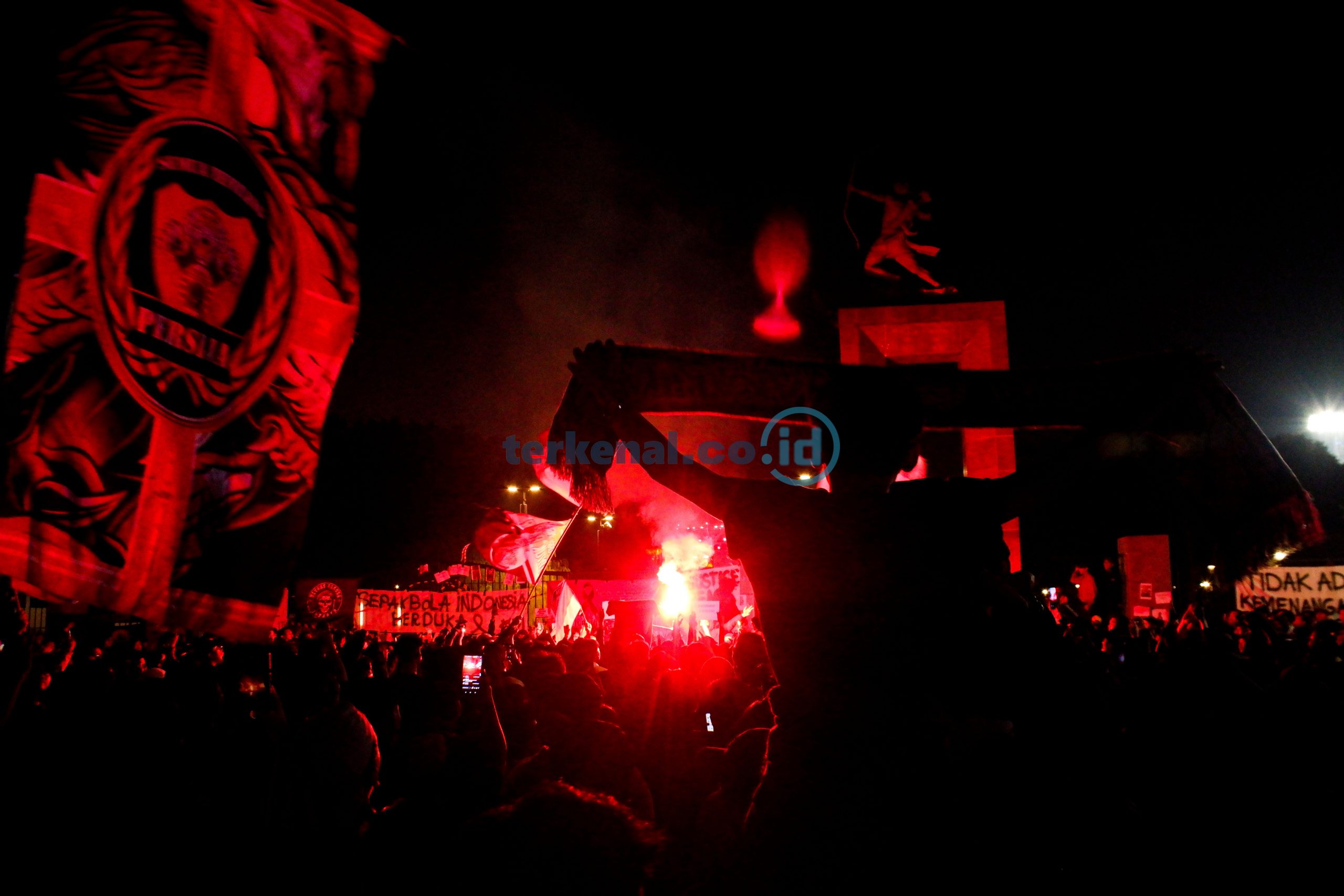 FOTO: Supporter Indonesia Gelar Aksi menyalakan Lilin 9 9035AEA1 BC9F 4EDE 8F04 7D9FA37FB8EA scaled