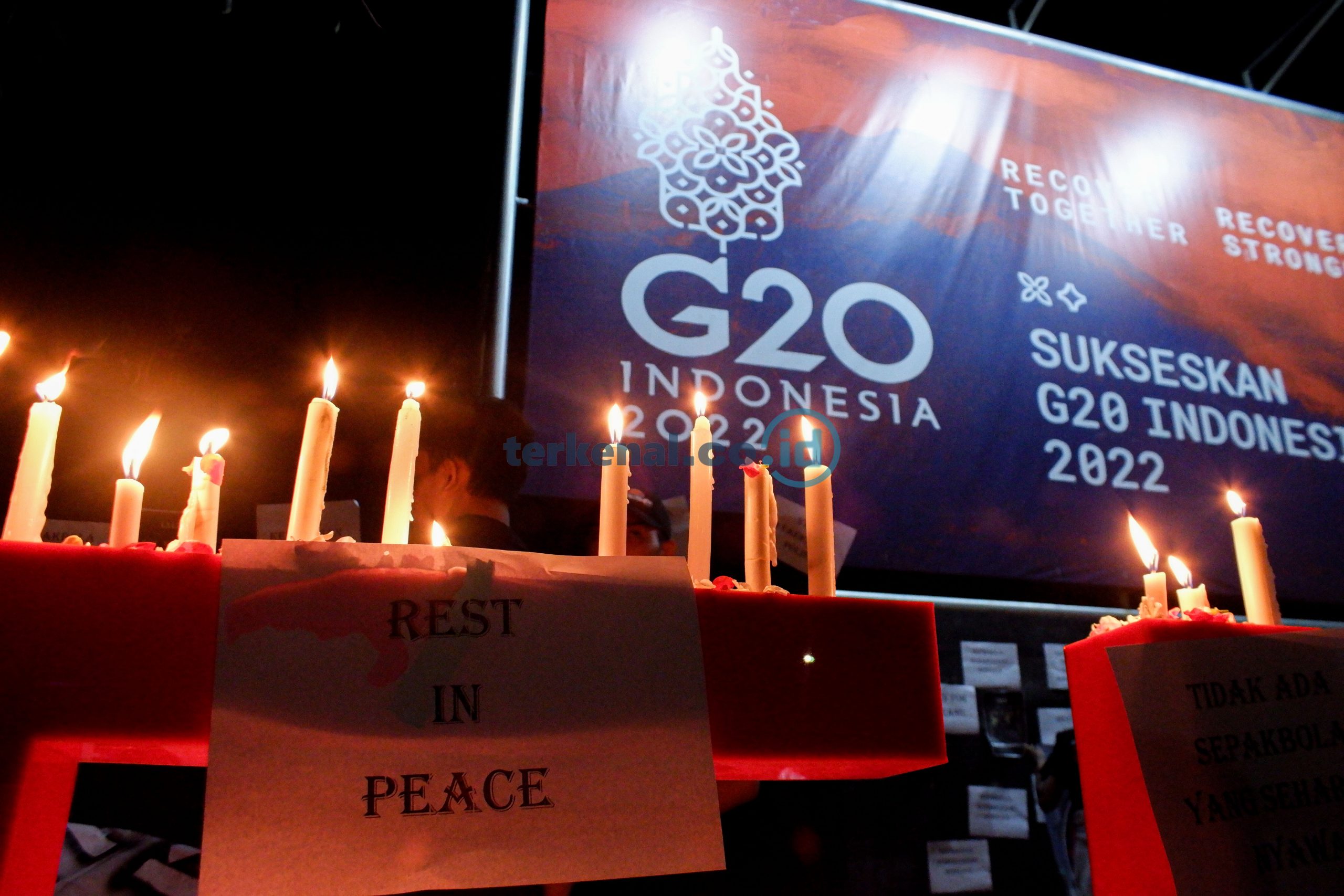 FOTO: Supporter Indonesia Gelar Aksi menyalakan Lilin 8 9BDBF55C 46EF 41B3 A65C 2B5A280B0418 scaled