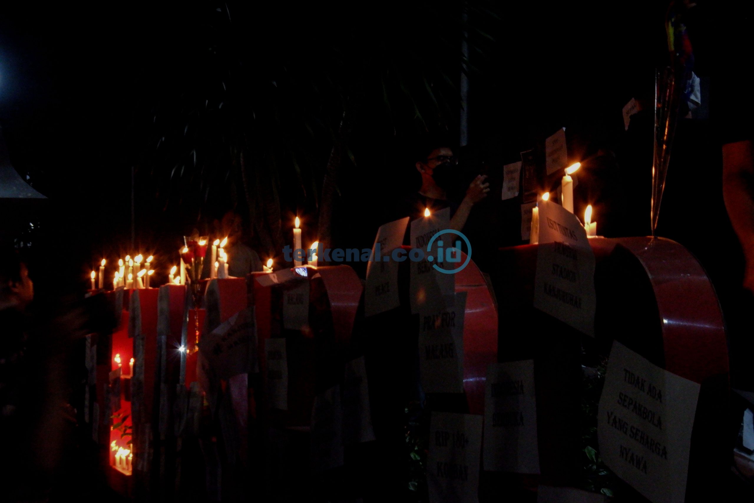 FOTO: Supporter Indonesia Gelar Aksi menyalakan Lilin 6 BC8D81B3 B4A4 4F0A A017 81896FF035DC scaled