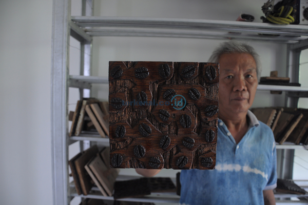 FOTO: Pembuatan Batik Cap Warna Alam FOTO: Pembuatan Batik Cap Warna Alam