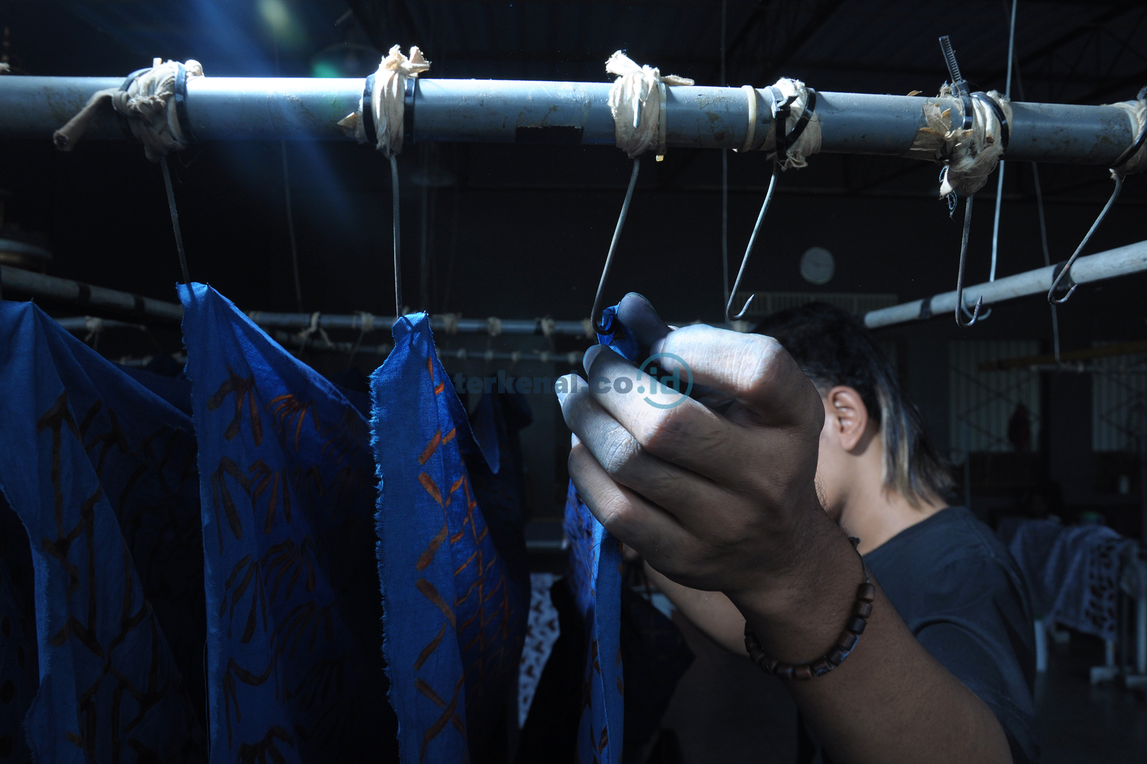 FOTO: Pembuatan Batik Cap Warna Alam 4 Cap Warna Alam Kevin MA 09