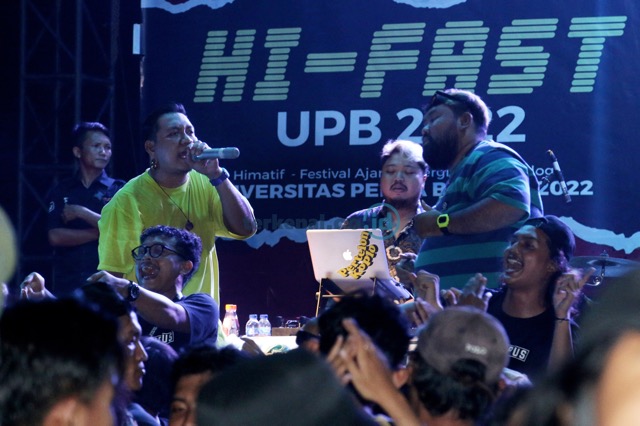 FOTO: Pecah Abis! Pertelon Koplo menggoyangkan Mahasiswa Bekasi FOTO: Pecah Abis! Pertelon Koplo menggoyangkan Mahasiswa Bekasi
