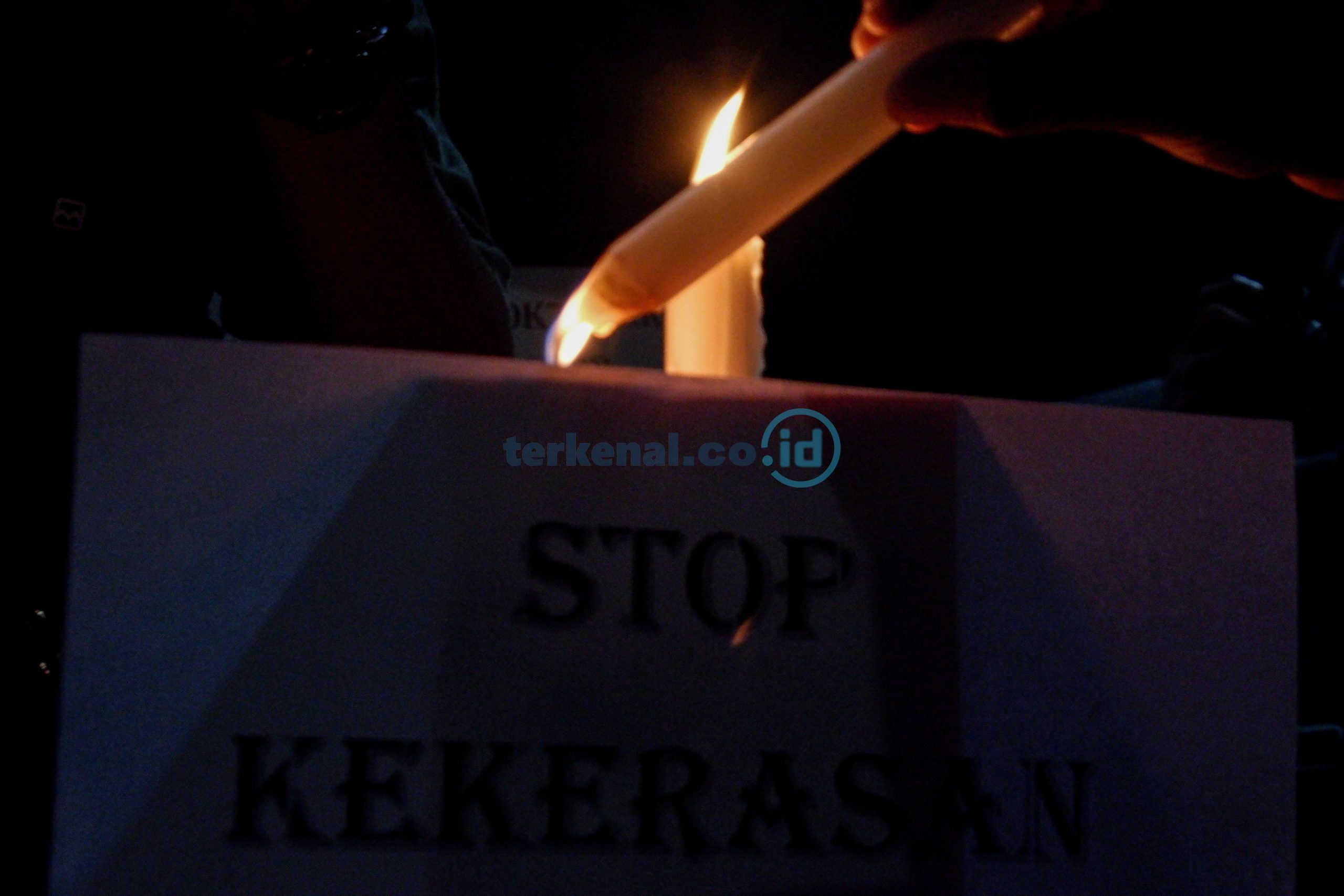 FOTO: Supporter Indonesia Gelar Aksi menyalakan Lilin 3 EB02C3F5 4DC5 4ACF 9D27 CC11DC16ACC6 scaled