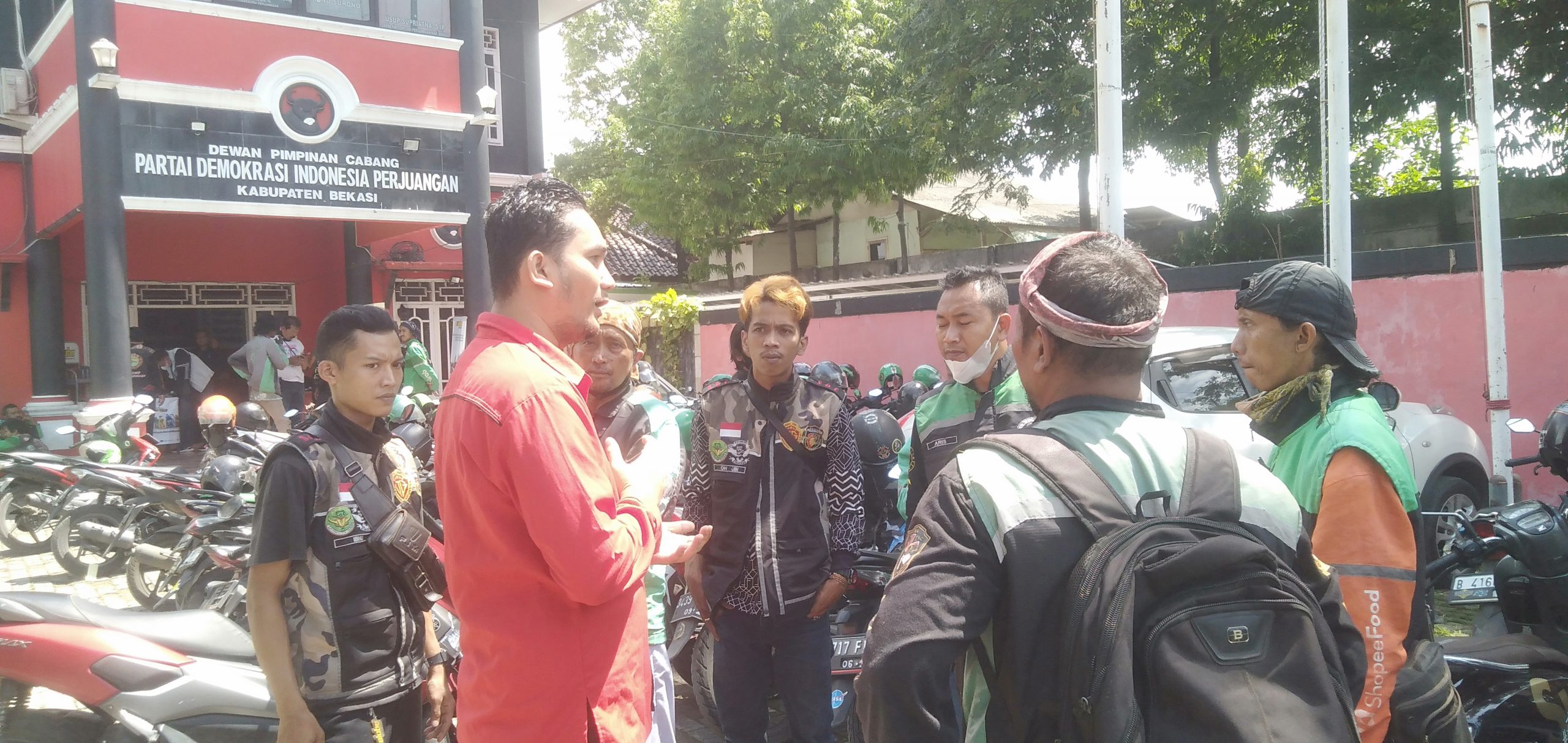 Politisi Muda PDI Perjuangan Kabupaten Bekasi Gandeng Ojol Sosialisasi Aplikasi MPP Politisi Muda PDI Perjuangan Kabupaten Bekasi Gandeng Ojol Sosialisasi Aplikasi MPP