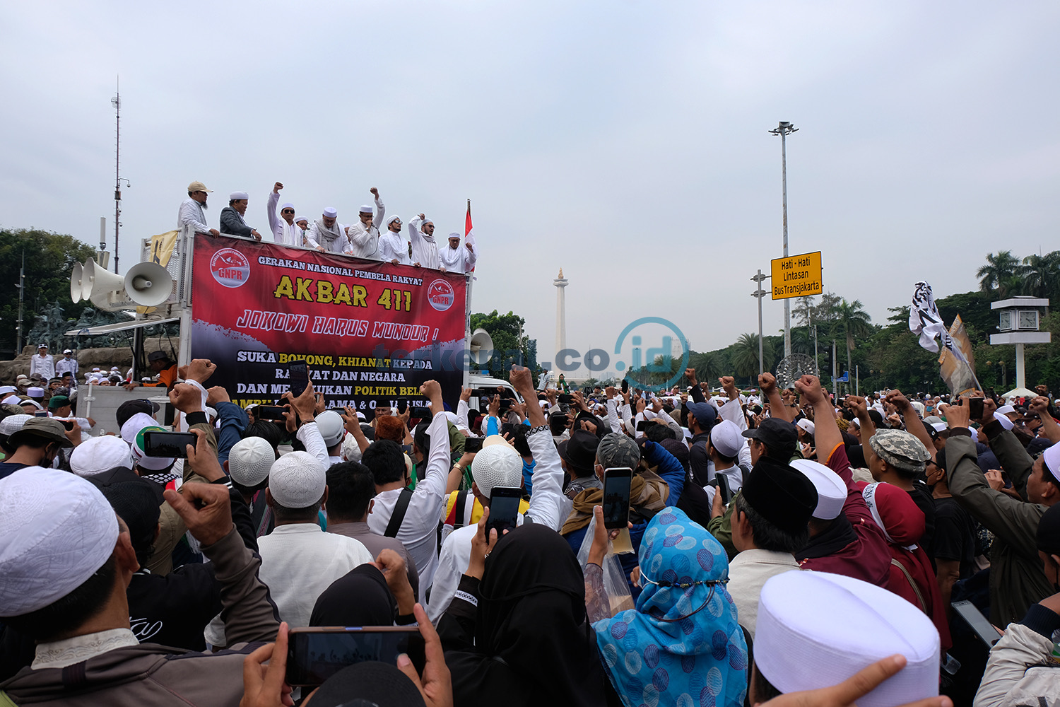 FOTO: Emak-emak Pegang Poster Bertuliskan “Jokowi Mundur” 5 1A20F7CC CF3E 46AB B3A2 6E5C7E05110A