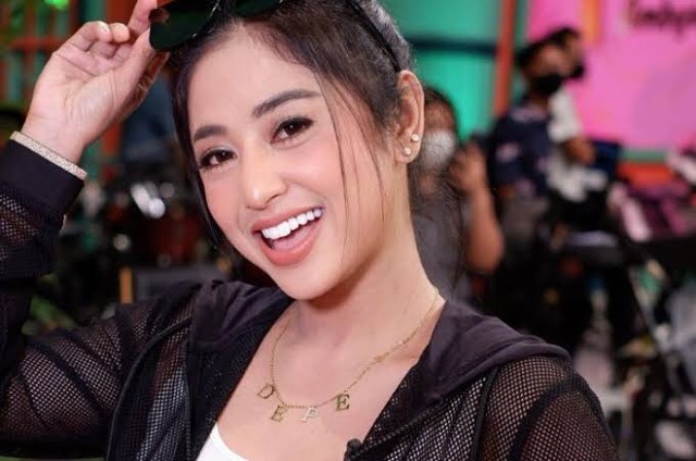 Simak! Ini Profil Dewi Perssik Penyanyi Dangdut yang Mendadak Heboh Sama Ketua RT Simak! Ini Profil Dewi Perssik Penyanyi Dangdut yang Mendadak Heboh Sama Ketua RT