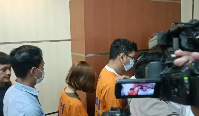 Pemeran Adegan Si ‘Kebaya Merah’ Resmi Ditahan Polisi Pemeran Adegan Si ‘Kebaya Merah’ Resmi Ditahan Polisi