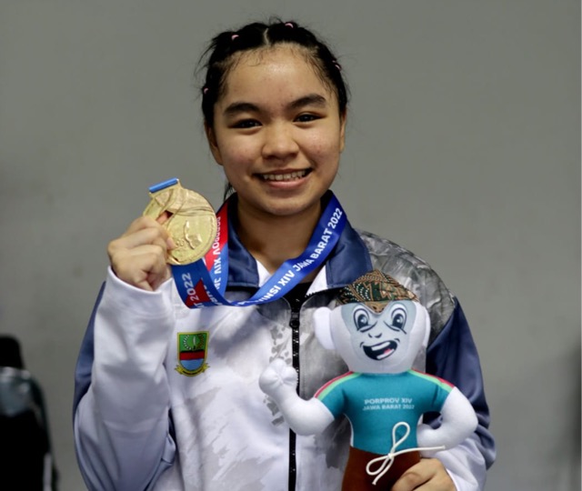 Atlet Angkat Besi Putri Bekasi Raih Medali Emas Porprov Atlet Angkat Besi Putri Bekasi Raih Medali Emas Porprov
