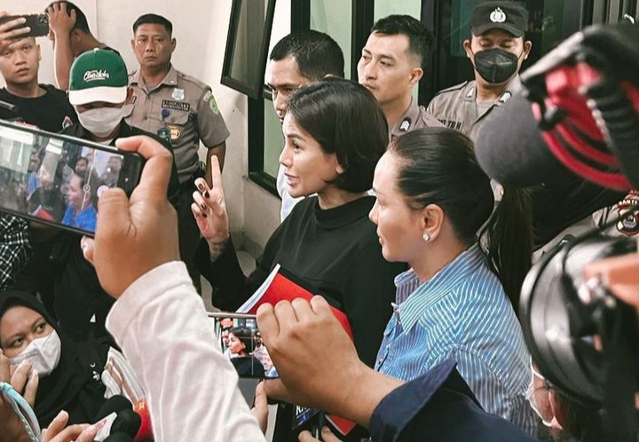 Dito Mahendra Mangkir Terus Dari Persidangan: Nikita Mirzani Ngamuk, Berkas dibanting Mikrofon Melayang Dito Mahendra Mangkir Terus Dari Persidangan: Nikita Mirzani Ngamuk, Berkas dibanting Mikrofon Melayang