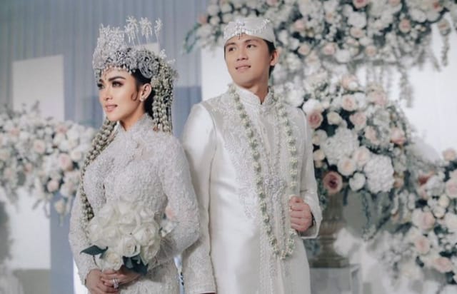 Syahrini Diisukan Cerai, ‘Senggol Suami Tak Menafkahi’ Syahrini Diisukan Cerai, ‘Senggol Suami Tak Menafkahi’