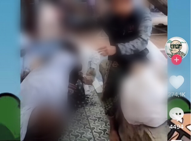 Viral Seorang Pria Bagi-bagi Pakaian Dalam Wanita ke Santriwati Viral Seorang Pria Bagi-bagi Pakaian Dalam Wanita ke Santriwati
