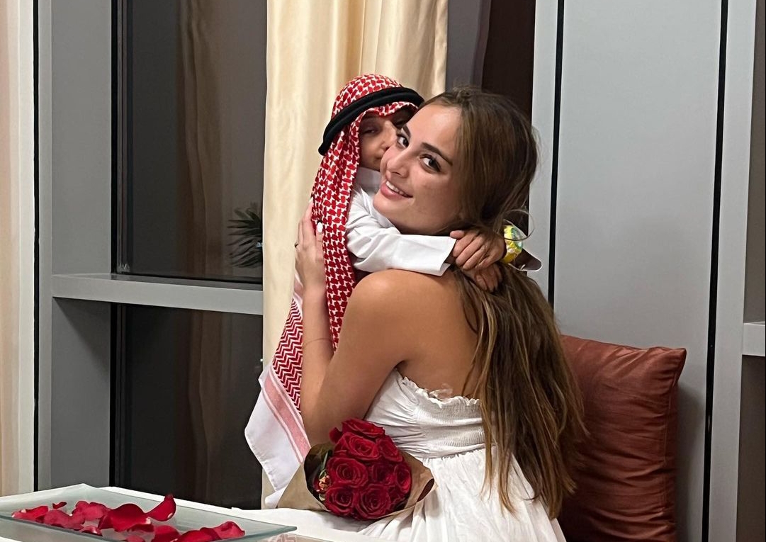 Wanita Cantik Asal Lebanon Mesra dengan Aziz Al Ahmad Wanita Cantik Asal Lebanon Mesra dengan Aziz Al Ahmad