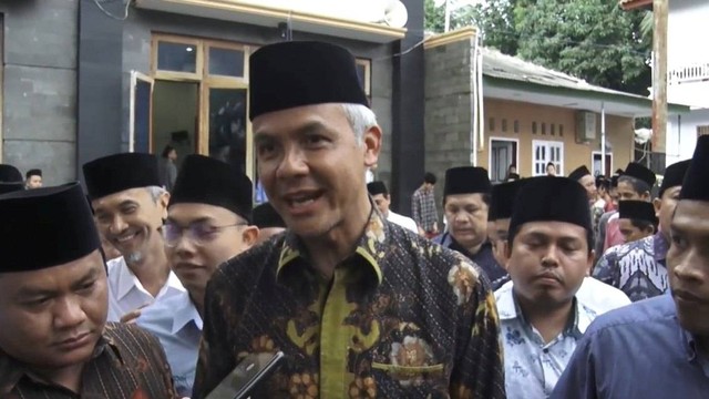 Ganjar Sambangi Pondok Pasantren Mbah Moen Ganjar Sambangi Pondok Pasantren Mbah Moen