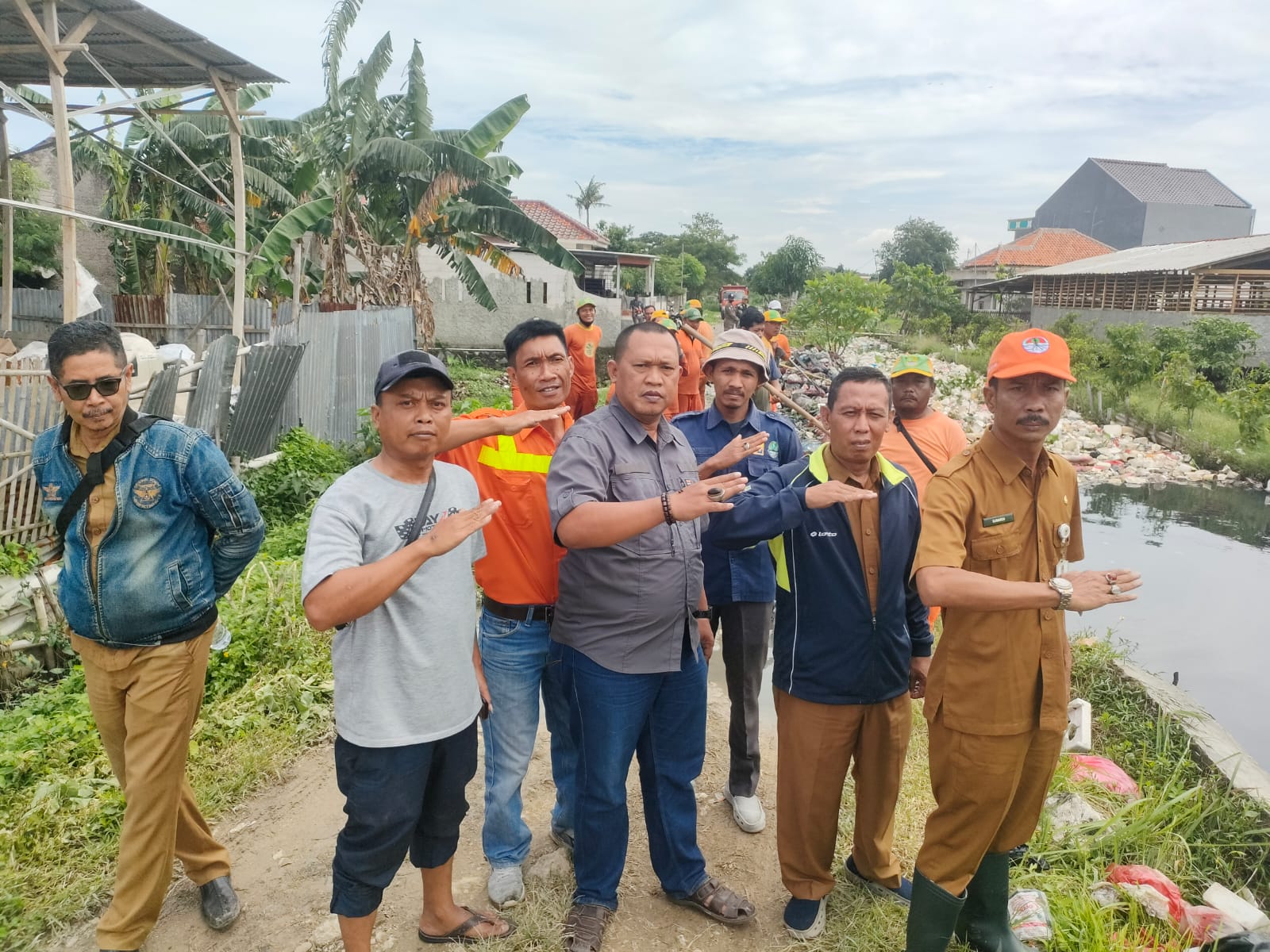 DLH Kabupaten Bekasi mengevakuasi Tumpukan Sampah DLH Kabupaten Bekasi mengevakuasi Tumpukan Sampah