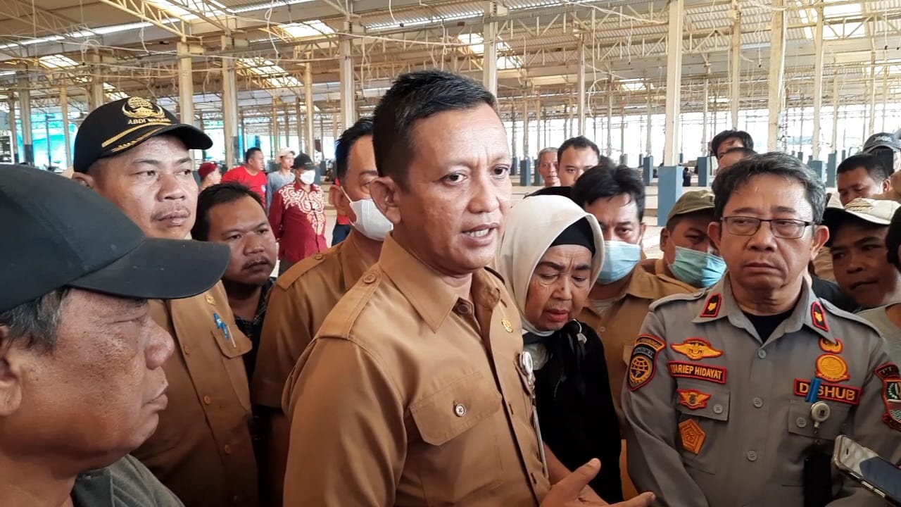 Plt Kadisdag Kabupaten Bekasi Sidak ke Pasar Induk Cibitung Plt Kadisdag Kabupaten Bekasi Sidak ke Pasar Induk Cibitung