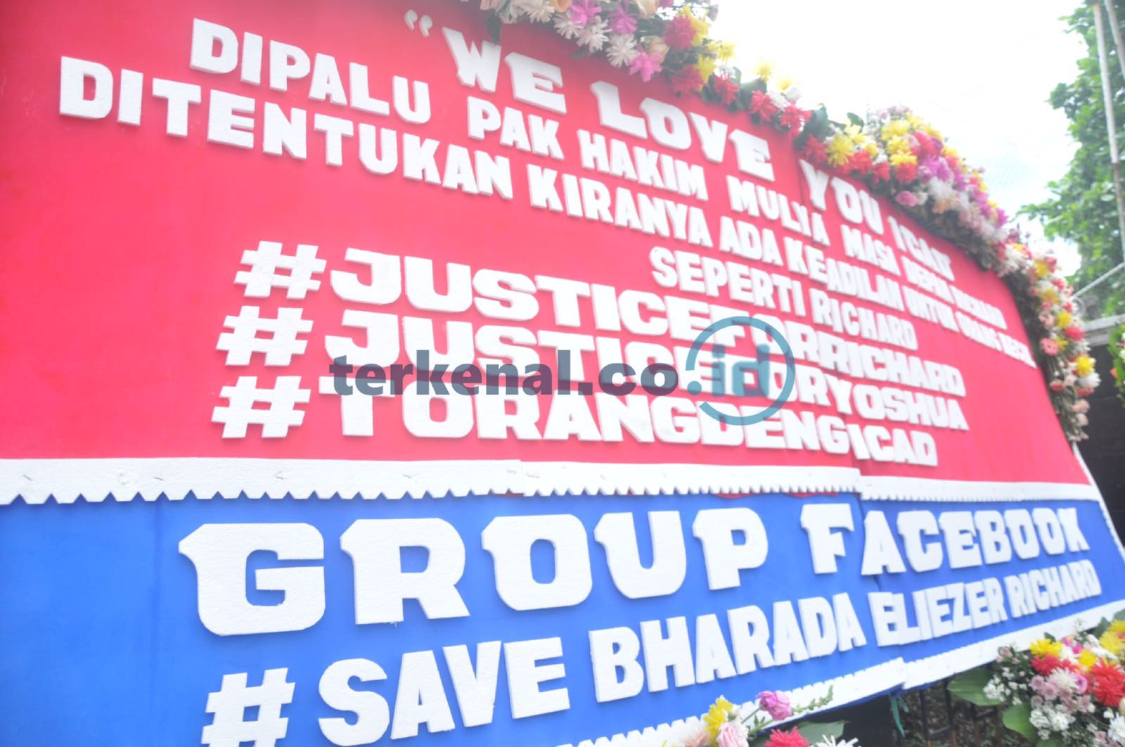 FOTO: Fans Richard Eliezer dan Karangan Bunga 1 WhatsApp Image 2023 02 16 at 04.08.47 2
