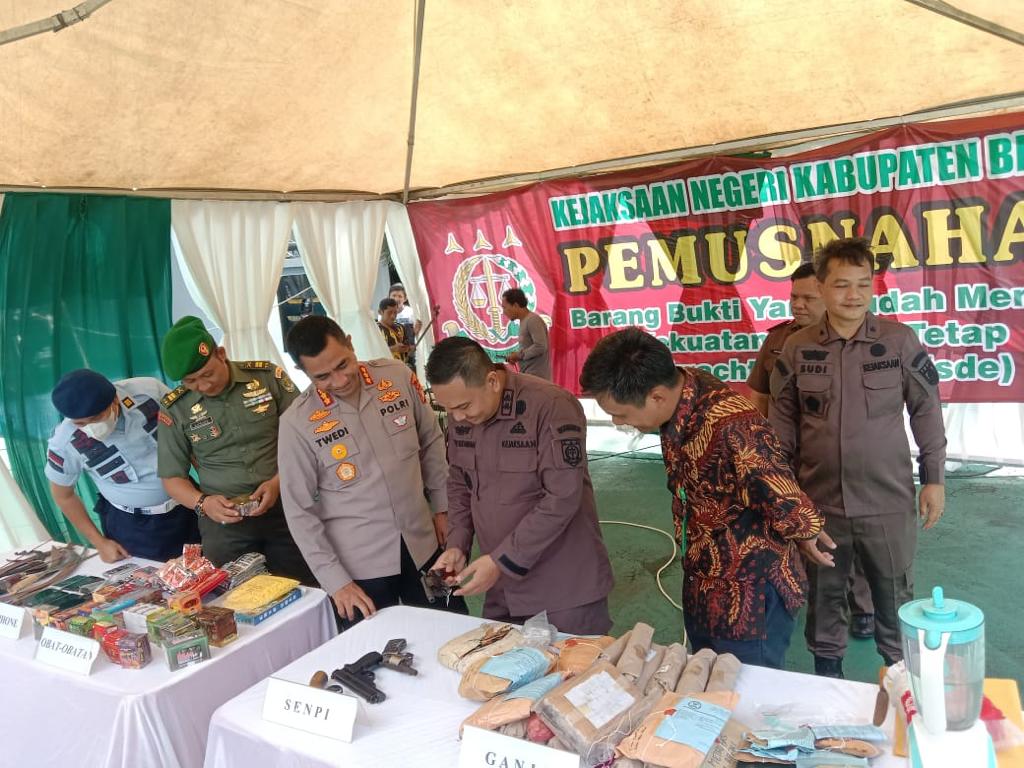 Kejari Bekasi Musnahkan Barang Bukti Tindak Pidana Kejari Bekasi Musnahkan Barang Bukti Tindak Pidana