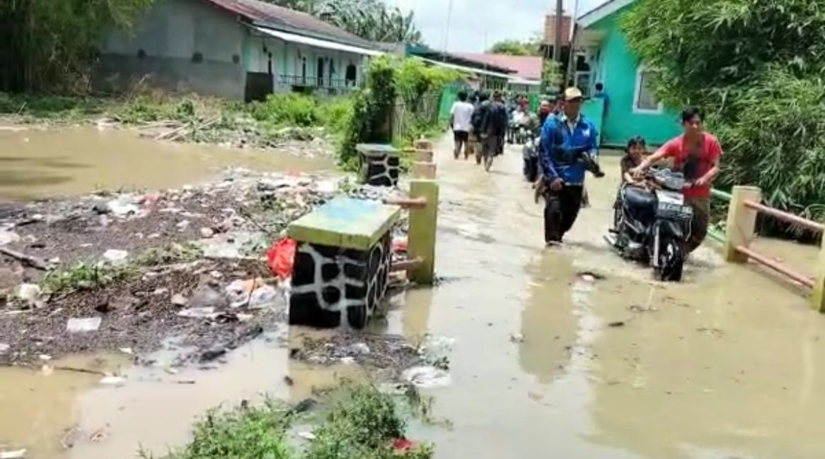 Banjir di Cikarang Warga Lebih Memilih Bertahan Dirumah Banjir di Cikarang Warga Lebih Memilih Bertahan Dirumah