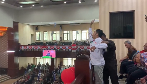 Aksi Tebar Uang di HUT Kota Bekasi Ternyata Aktivis KAMMI Aksi Tebar Uang di HUT Kota Bekasi Ternyata Aktivis KAMMI