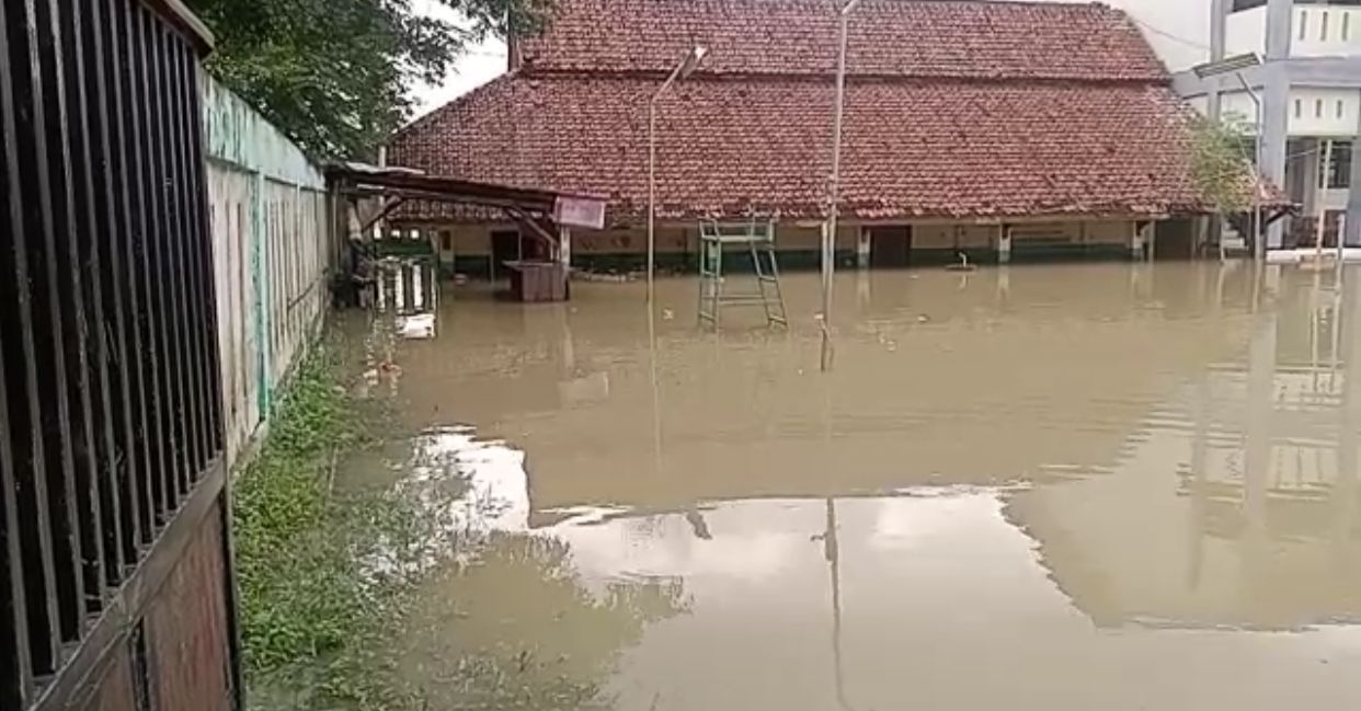 Sekolah di Kabupaten Bekasi Terendam Banjir Sekolah di Kabupaten Bekasi Terendam Banjir