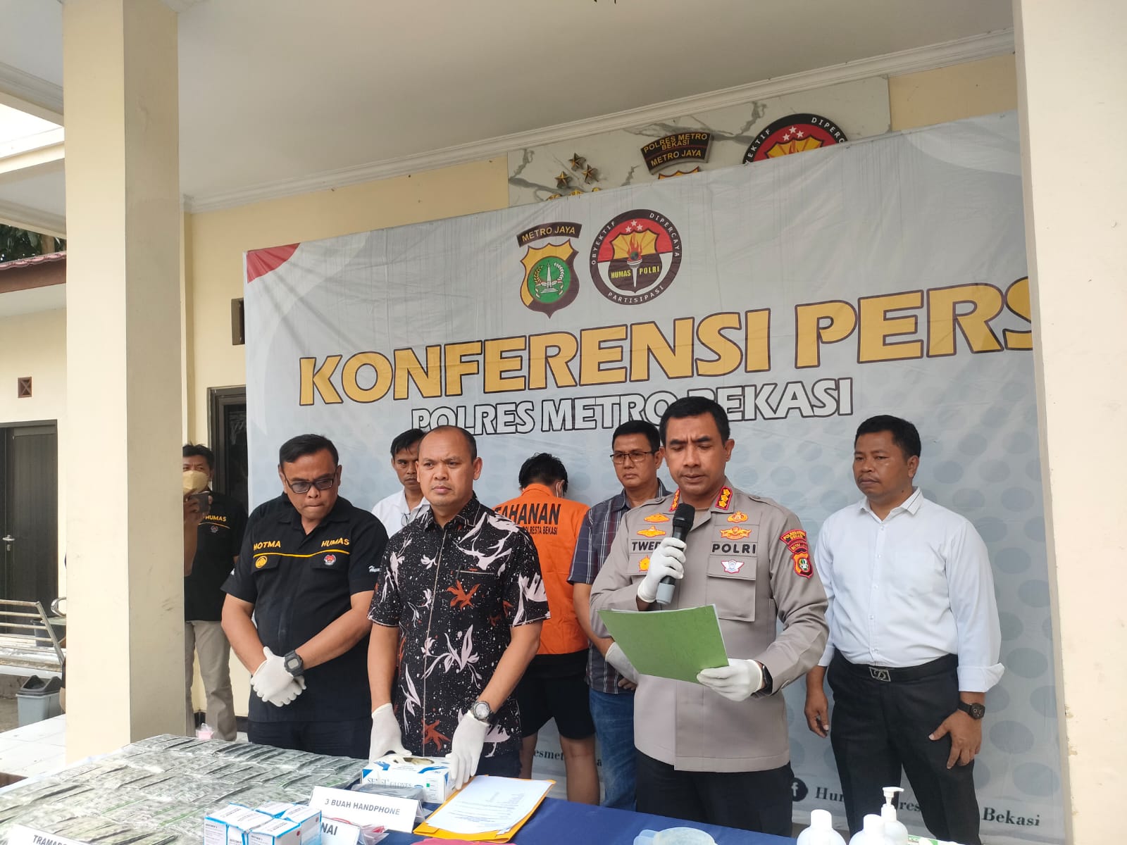 Pengedar Tembakau Sintetis Senilai Rp1 Miliar Diringkus Pengedar Tembakau Sintetis Senilai Rp1 Miliar Diringkus