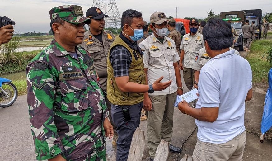Satpol PP Kabupaten Bekasi Tertibkan Bangunan Liar Satpol PP Kabupaten Bekasi Tertibkan Bangunan Liar