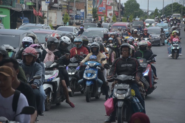 Arus Balik Lebaran 2023: Ruas Jalan Pantura Kabupaten Bekasi Ramai Arus Balik Lebaran 2023: Ruas Jalan Pantura Kabupaten Bekasi Ramai