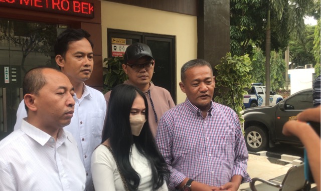 Dua Tokoh Buruh Kabupaten Bekasi Kompak Dampingi Karyawati Cikarang Lapor ke Polisi Dua Tokoh Buruh Kabupaten Bekasi Kompak Dampingi Karyawati Cikarang Lapor ke Polisi