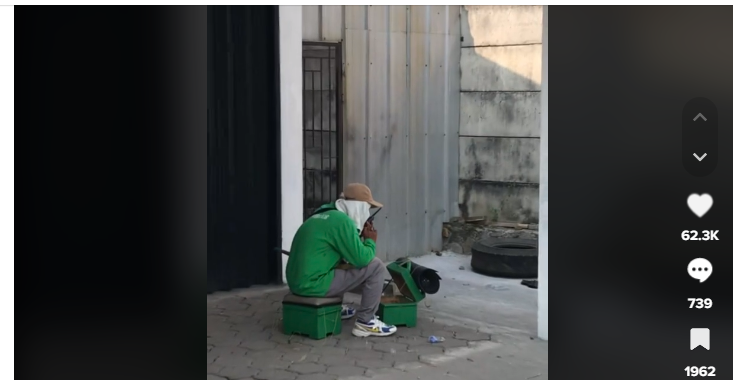 Viral Tukang Sol Sepatu Berkomunikasi Pakai HT, Perekam Video: Cikarang Sedang Tidak Baik-baik Saja Viral Tukang Sol Sepatu Berkomunikasi Pakai HT, Perekam Video: Cikarang Sedang Tidak Baik-baik Saja