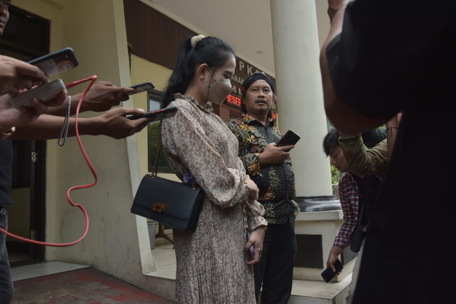 FOTO: Kuasa Hukum dan Korban AD di Polres Metro Bekasi 1 WhatsApp Image 2023 05 09 at 13.06.14