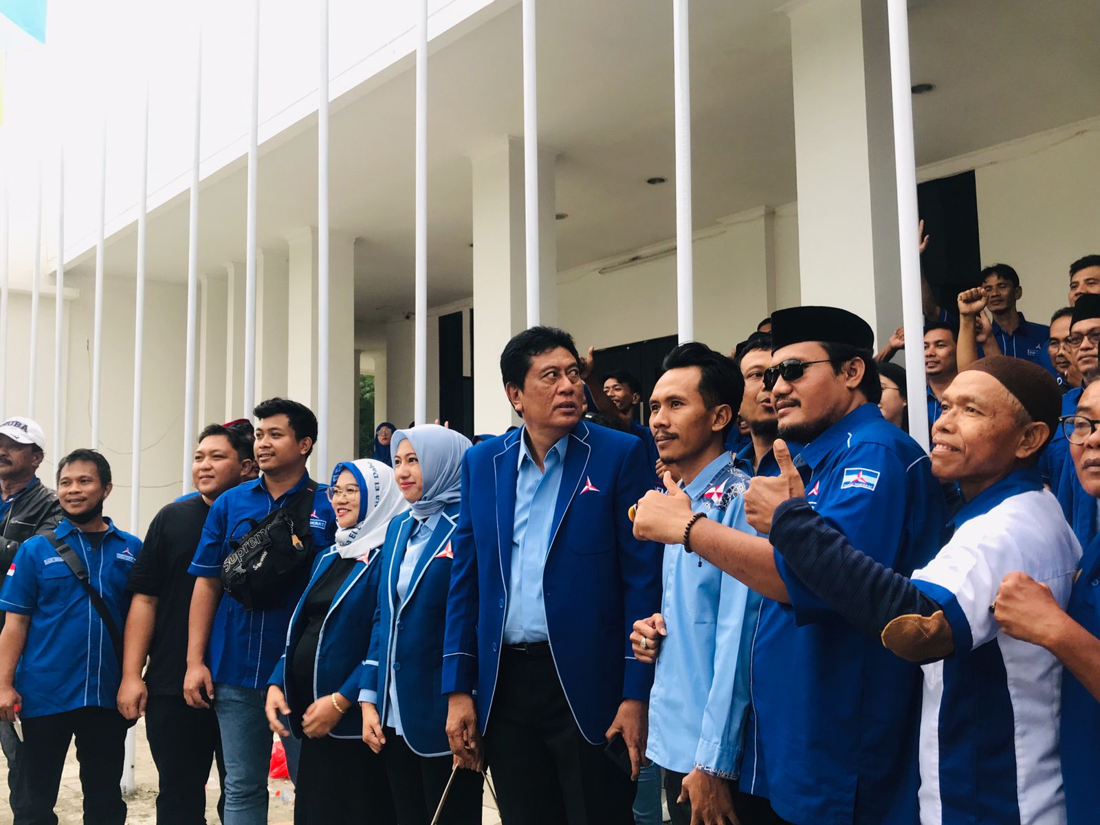 Birukan Kantor KPU, Partai Demokrat Kabupaten Bekasi Murni Kadernya Daftarkan 55 Bacaleg Birukan Kantor KPU, Partai Demokrat Kabupaten Bekasi Murni Kadernya Daftarkan 55 Bacaleg