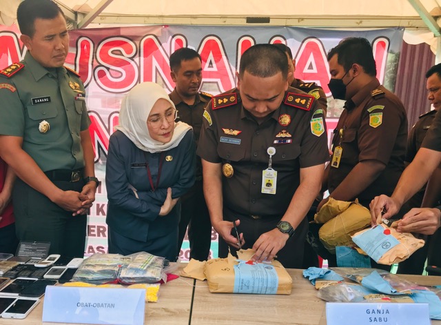 Musnahkan Barang Bukti Sajam, Ini Pesan Kejari Kabupaten Bekasi untuk Pelajar Musnahkan Barang Bukti Sajam, Ini Pesan Kejari Kabupaten Bekasi untuk Pelajar