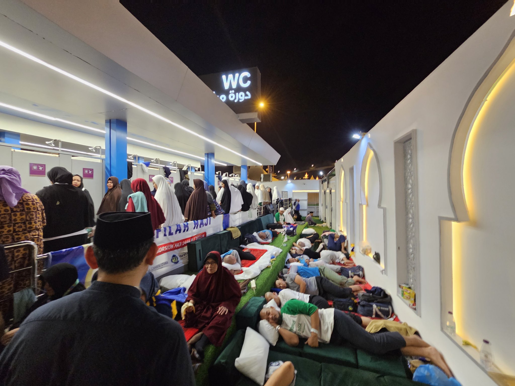 FOTO: Astagfirullah! Jemaah Haji Terlantar 1 Fz1NR KaQAAWMr6