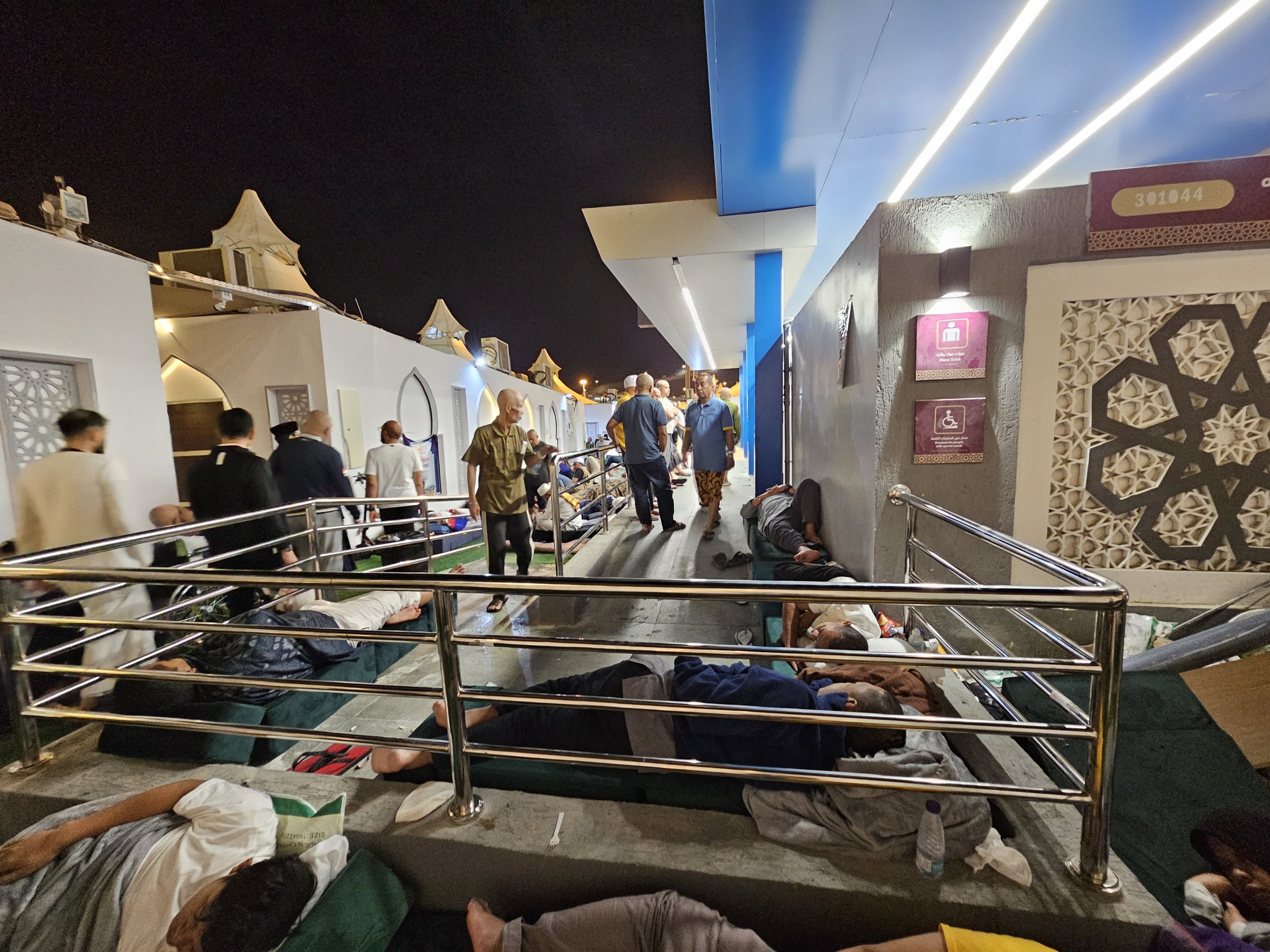 FOTO: Astagfirullah! Jemaah Haji Terlantar 2 Fz1NTc8acAA5avV